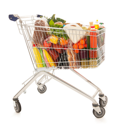 23960965-nákupní-košík-plný-s-mléčnými-produkty-potravin-izolovaných-na-bílém-pozadí